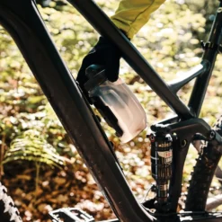 Fidlock TWIST Bottle 450 + Bike Base Set - Transparant Zwart -Trap Vlot Verkoopwinkel 09611 TBL fidlock twist bottle450 outdoor 01 scaled