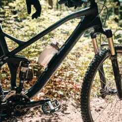 Fidlock TWIST Bottle 450 + Bike Base Set - Transparant Zwart -Trap Vlot Verkoopwinkel 09611 TBL fidlock twist bottle450 outdoor 04 scaled