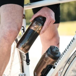 Fidlock TWIST Bottle 590 + Bike Base Set - Transparant Zwart -Trap Vlot Verkoopwinkel 09636 TBL fidlock twist bottle590 outdoor 010 scaled