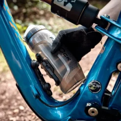 Fidlock TWIST Bottle 590 + Bike Base Set - Transparant Zwart -Trap Vlot Verkoopwinkel 09636 TBL fidlock twist bottle590 outdoor 017 scaled