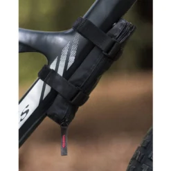 Blackburn Outpost Gereedschapstas -Trap Vlot Verkoopwinkel 3510660 bbn outpost wrap frame bag black 7099767 lifestyle 4