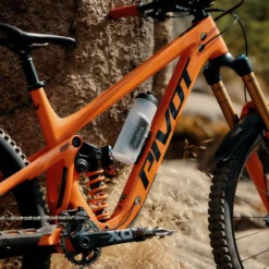 Fidlock TWIST Fles 600 + Bike Base Set - Transparant Zwart 7 Fidlock TWIST Fles 600 + Bike Base Set - Transparant Zwart -Trap Vlot Verkoopwinkel FIDLOCK TWIST bottle 600 scaled