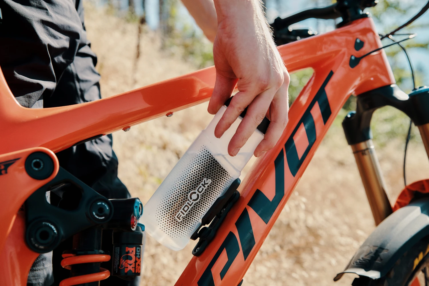 Fidlock TWIST Fles 600 + Bike Base Set - Transparant Zwart 2 Fidlock TWIST Fles 600 + Bike Base Set - Transparant Zwart - Afbeelding 2