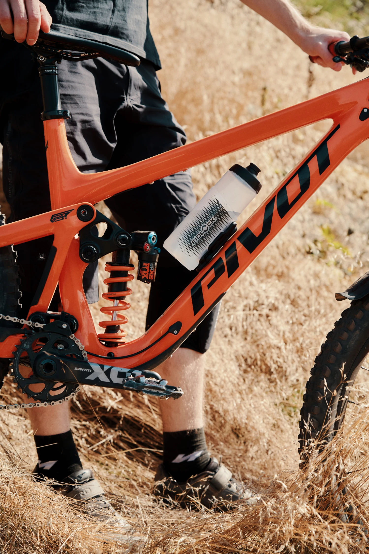 Fidlock TWIST Fles 600 + Bike Base Set - Transparant Zwart 3 Fidlock TWIST Fles 600 + Bike Base Set - Transparant Zwart - Afbeelding 3