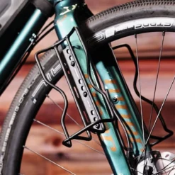 Blackburn Outpost Cargo Cage - Zwart -Trap Vlot Verkoopwinkel bbn outpost cargo bike cage black lifestyle 1